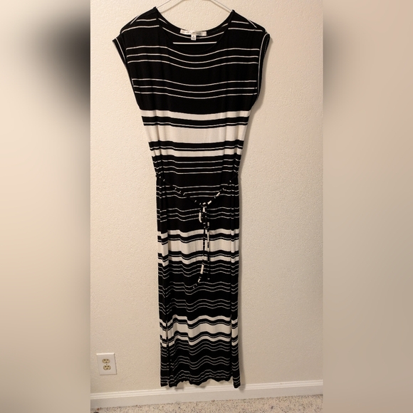 Max Studio Dresses & Skirts - Max Studio Black and White Sleeveless Sheath Dress